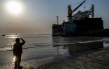Un employé sur le chantier PHP de démantèlement de bateaux, dans la ville portuaire de Chittagong, le 18 février 2025 dans le sud du Bangladesh