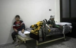 Deux frères blessés attendent sur leur lit d'hôpital au poste frontière de Bab al-Hawa entre la Turquie et la Syrie, le 16 décembre 2016