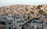 Photo prise le 8 juin 2018 montrant une vue générale de l'est de Amman et du quartier populaire de Nazzal