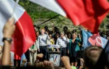 Jean-Luc Mélenchon, entouré des députés LFI Adrien Quatennens (à gauche) et Mathilde Pannot à droite) , aux "Amphis d'été" de La France insoumise, le 28 août 2022 à Chateauneuf-sur-Isère (Drôme)