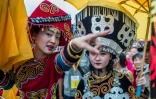 Deux danseuses en costume traditionnel à Xichang, le 27 juillet 2016