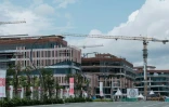 Des immeubles en cours de constructin à Ibu Kota Nusantara (IKN), la nouvelle capitale prévue de l'Indonésie, le 14 août 2025