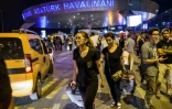 Des passagers à l'extérieur de l'aéroport Ataturk visé par un triple attentat suicide le 28 juin 2016 à Istanbul