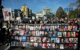 Les proches des victimes d'un incendie mortel dans une discothèque le 16 mars 2025 brandissent des banderoles avec les photos des défunts lors d'une marche pour réclamer justice à Skopje, en Macédoine du Nord, le 15 novembre 2025