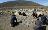 Des archéologues travaillent sur le site d'Usakli Hoyuka qui a permis la découverte d'un pavé vieux de 3.500 ans, considéré comme "l'ancêtre" des mosaïques méditerranéennes, le 21 septembre 2021 en Turquie