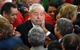 L'ancien président brésilien Lula félicité par des partisans après son intronisation en tant que chef de cabinet à Brasilia, le 17 mars 2016