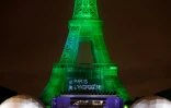 La tour Eiffel illuminée avec de l'energie verte, le 25 mai 2021