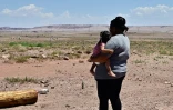 Gilberta Cortes, une Amérindienne Navajo sans courant, regarde une ligne électrique située à quelques kilomètres de sa maison, à Cameron en Arizona, le 9 juillet 2025