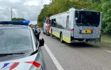 Des policiers sur le site d'un accident impliquant une voiture et un bus, le 28 juillet 2023 à Mézières-sur-Seine, dans les Yvelines