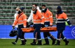 L'attaquant brésilien du Paris Saint-Germain Neymar est évacué sur une civière, après son entorse de la cheville gauche, lors du match comptant pour la 15e journée de Ligue 1 face à Saint-Etienne, le 28 novembre 2021 au Stade Geoffroy-Guichard