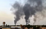 De la fumée s'élève au-dessus des bâtiments à Khartoum le 24 mai 2023