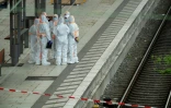 Des membres de la police scientifique sur le quai de la gare centrale de Hambourg, où au moins 12 personnes ont été blessées lors d'une attaque au couteau, le 23 mai 2025 en Allemagne