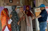 Le nutritionniste Mazhar Iqbal et des travailleuses sociales lors d'un programme de nutrition de l'Unicef au village de Fateh Muhammad Soomro, dans la province du Sindh, le 29 juillet 2025 au Pakistan