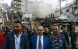 Le ministre des Affaires étrangères syrien Fayçal Mekdad (au centre) sur les lieux de frappes sur la section consulaire de l'Iran à Damas, en Syrie, le 1er avril 2024