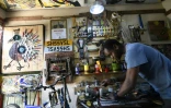 L'artiste kényan Evans Ngure dans son atelier à Nairobi, le 2 août 2018