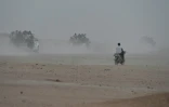 Des pick-ups remplis de migrants de l'Afrique de l'Ouest quittent Agadez au Niger pour la Libye le 1er juin 2015 