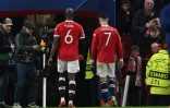 Paul Pogba et Cristiano Ronaldo regagnent les vestiaires, après l'élimination de Manchester United, battu 1-0 par l'Atlético Madrid (match aller 1-1), en 8e de finale retour de la Ligue des Champions, le 15 mars 2022 au Stade d'Old Trafford