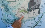 Steve Davis pointe le parc national des Everglades, en Floride sur une carte, le 30 septembre 2021