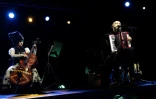 Les chanteurs Nina Garenetska et Marko Halanevych du groupe ukrainien DakhaBrakha sur scène au Cabaret Sauvage à Paris, le 22 janvier 2025