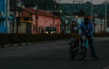 Une rue de Santiago de Cuba pendant une panne de courant, le 14 mai 2026