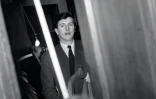 Hubert de Givenchy dans les coulisses d'un défilé à Paris, le 2 février 1952