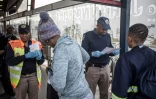 Contrôle d'identité à Johannesburg dans le quartier de Soweto, le 27 mars 2020 pour vérifier les autorisations alors que l'Afrique du sud est confinée