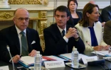 Le ministre de l'Intérieur Bernard Cazeneuve, le Premier ministre Manuel Valls et la ministre de l'Environnement Ségolène Royal, lors d'une réunion sur les inondations le 6 juin 2016 au ministère de l'Intérieur à Paris