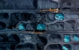 Vue aérienne de véhicules transférant du charbon dans un port à Chongqing, dans le sud-ouest de la Chine, le 20 avril 2025