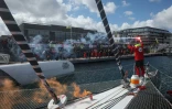 Le skipper breton Guirec Soudée a été accueilli en héros samedi à Brest après avoir pulvérisé le record du tour du monde à l'envers, contre vents et courants dominants, en 94 jours, 21 heures et 58 minutes