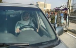 Fatima Mohammadi au volant de sa voiture, le 27 octobre 2019 à Kaboul, en Afghanistan