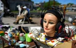 Des objets d'occasion vendus sur un marché de rue à Villa Fiorito, dans la banlieue de Buenos Aires, le 19 octobre 2025 en Argentine