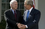 Photo d'archive de John McCain (gauche) alors candidat Républicain à la Maison Blanche et le président George W. Bush, le 5 mars 2008, à Washington