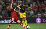 L'attaquant de Feyenoord Cyriel Dessers (d) taclé par le défenseur de la Roma Roger Ibanez, le 25 mai 2022 à Tirana   