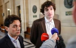 Les avocats de Mohamed Lamine Aberouz, Nino Arnaud (G) et Vincent Brengarth, répondent aux questions des journalistes, le 26 mai 2025 à la cour d'appel de Paris