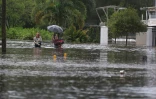 Des habitants se frayent un chemin dans une rue inondée à Tarpon Springs, en Floride, lors du passage de l'ouragan Idalia, le 30 août 2023