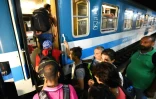 Des migrants embarquent à Zagreb dans un train pour Munich, le 17 septembre 2015