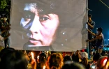 Un portrait d'Aung San Suu Kyi lors d'une manifestation contre le coup d'Etat militaire, le 13 mar 2021 à Rangoun, en Birmanie