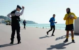 Un policier s'adresse aux promeneurs sur la Promenade des Anglais, le 18 mars 2020