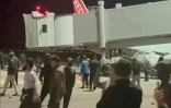 Sur cette capture d'écran d'une vidéo publiée sur la chaîne Telegram de @askrasul le 29 octobre 2023, des manifestants se trouvent sur l'aire de stationnement de l'aéroport de Makhatchkala, en Russie