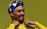 Le Français Julian Alaphilippe conserve le maillot jaune du Tour de France à l'arrivée de la 12e étape, le 18 juillet 2019 à Bagnères-de-Bigorre