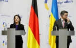 La cheffe de la diplomatie allemande Annalena Baerbock avec son homologue ukrainien Dmytro Kouleba à Kiev, le 7 février 2022
