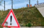 Des agents de la SNCF sur les lieux d'un sabotage présumé à Vandieres, dans le nord-est de la France, le 26 juillet 2024