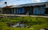 Deux hommes marchent dans le village de Isabela de Sagua, à Cuba le 27 avril 2022