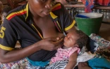 Une jeune mère déplacée allaite son bébé dans un camp à Nsanje, dans le sud du Malawi, le 21 janvier 2015