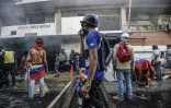 Des manifestants attaquent un poste de police le 30 juillet 2017 à Caracas