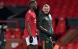 L'entraîneur norvégien de Manchester United, Ole Gunnar Solskjaer, en compagnie du milieu de terrain français Paul Pogba, après la victoire, 3-2 face à Liverpool, au 4e tour de la Coupe d'Angleterre, le 24 janvier 2021 au Stade d'Old Trafford