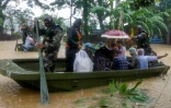 Des soldats évacuent des habitants d'une une zone inondée, le 18 juin 2022 à Silhet, au Bangladesh