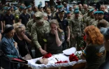 Des proches d'un soldat ukrainien lors de ses funérailles à Odessa, le 6 juin 2022