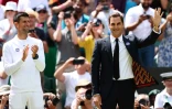Roger Federer (à droite) aux côtés du Serbe Novak Djokovic à Wimbledon, le 3 juillet 2022
