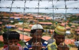 Des réfugiés rohingyas prient le 25 août 2018 au camp de Kutupalong au Bangladesh lors d'une cérémonie de commémoration un an après la répression militaire et le début de l'exode rohingya